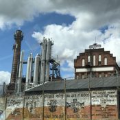 Was aussieht wie eine in die Jahre gekommene chemische Fabrik ist, ist die 1846 gegründete Wodka-Destillerie Sobieski
