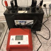 Bevor es losgeht, muss erst einmal die Batterie wiederbelebt werden