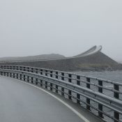 Warum sollte man eine Brücke gerade bauen, wenn es auch geschwungen geht?