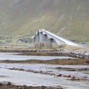 Auch auf den Lofoten gibt es hübsche Brücken, für die Drohne war es leider zu windig...
