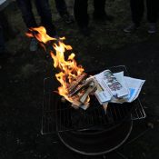 Alles dabei - Klötzchen und eine aktuelle Tageszeitung