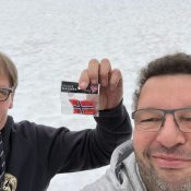 Aufgabe gelöst - Fahnenschwenken auf dem Gletscher...