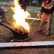 Nicht nachmachen! Bremsenreiniger meets Lagerfeuer...